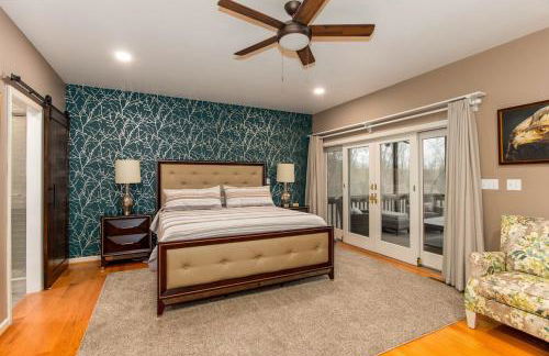 Secluded 4 bedroom with hot tub minutes from campus - Foto 6