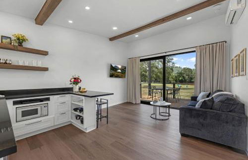 Tranquil Tiny Home Resort with Heated Pool & Goats near Houston, Hempstead Texas - Foto 5