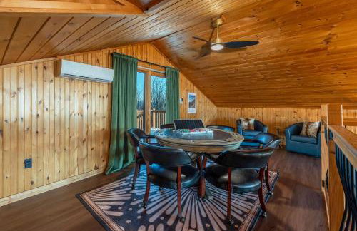 6 Br Cabin Hot Tub Fire Pit Min to Hatley Pointe - Foto 17