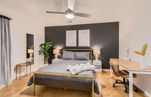 Walkable Dtwn 2B Getaway - Sleeps 5 - Pool, Prkg - Foto 28