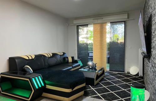 T2 cosy et rénové avec terrasse - proche de Lyon - Foto 2