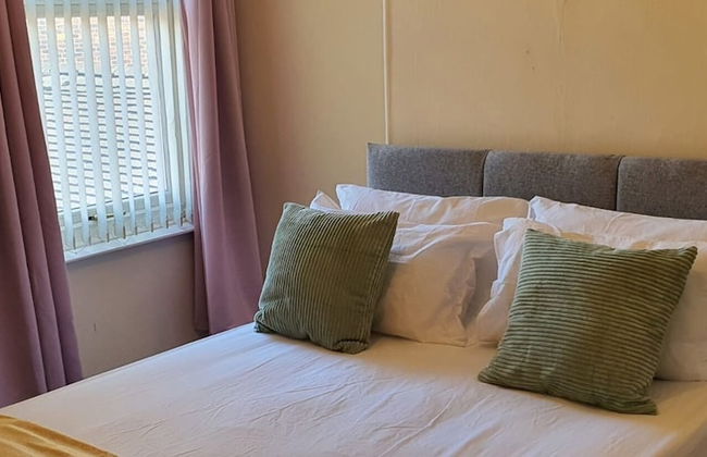 Spacious House in Stoke - Photo 8