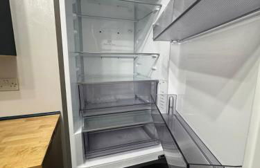 Luxury 2-Bed Apartment,Office with Built-In TV King Bed, Private Entrance and free Parking - Foto 48