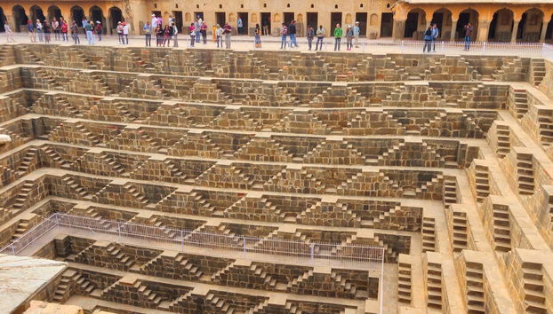 Puits à degrés de Chand Baori