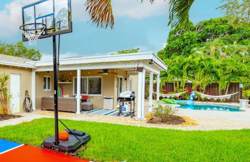 Colorful Home - Pool - Game Room - Basketball Court - BBQ & More - Photo 12