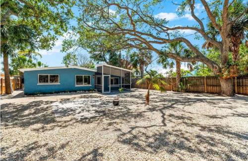 Blue Lagoon Hideaway 3BR Coastal Chic Retreat - Photo 32