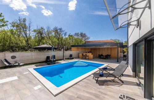 VILLA GEORGE z ogrevanim bazenom in vrtno kuhinjo - Foto 36