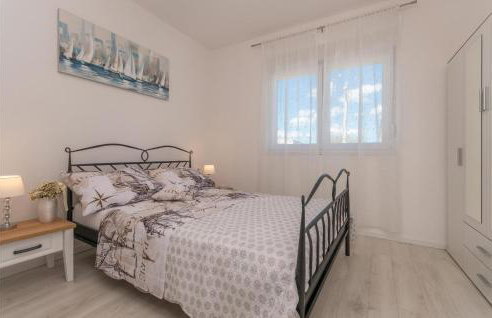 3 Bedroom Cozy Home In Sikovo - Foto 7