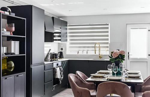 The Ultimate Hangout 4BR Modern House with Garden - Photo 13