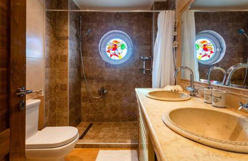 Sunset Paradise - Verga's Utimate Seaview Getaway - Photo 26