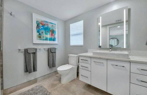 Intercostal Front Singer Island Pool Home - Photo 9