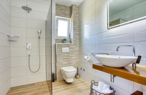 LUXURY VILLA PARADISE 120m from sandy beach, heated pool, billiard, max 12 pax - Foto 39