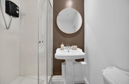 City Centre 2BR Apt with Balcony Access and Free Parking - Foto 26