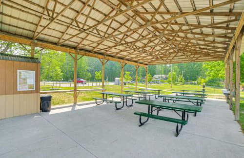 12 Mi to Skiing Manistee Lake Cottage with Fire Pit - Foto 28