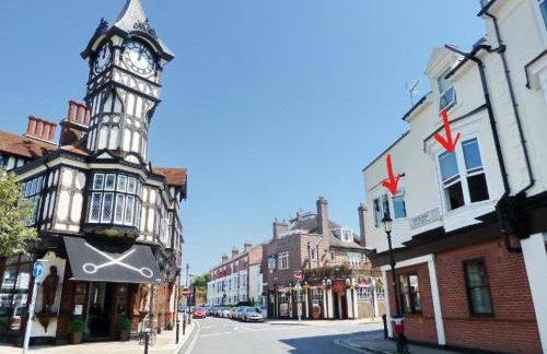 The Clock Tower Apartment - Spacious, Modern, 2 Bedroom Apartment , Southsea with Free parking - sleeps 4 - Photo 1