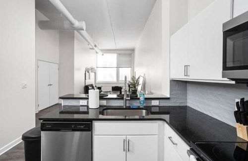 BOLD 2BR 2BA In The Block Apartment by CozySuites - Foto 11