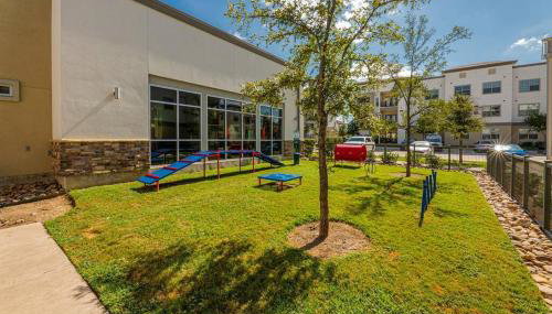 Luxe 2B/2B Getaway - Pool, Gym, Garage, Pet Wash - Photo 4