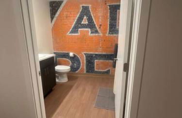 Spacious Apartment with King Beds - J and K on Main - Foto 30