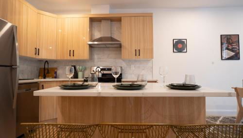 Stylish 2BD Brooklyn Retreat with Backyard & Basement - Foto 2, stove, toaster