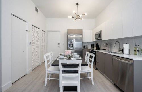 Classy 2BR-2BA Oasis Beach Pool Parking EV Station - Foto 12