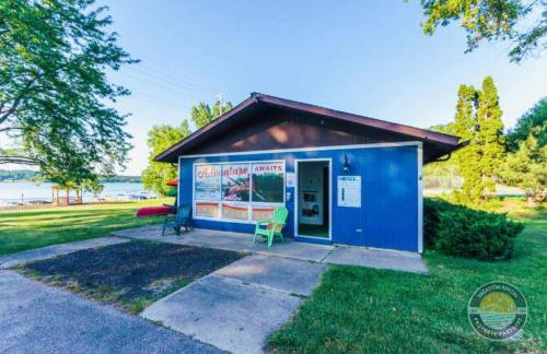 Modern Lake Geneva Condo with Year-Round Views - Foto 22