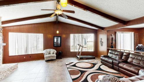 Laid-Back Lake House with Wraparound Deck - Foto 5