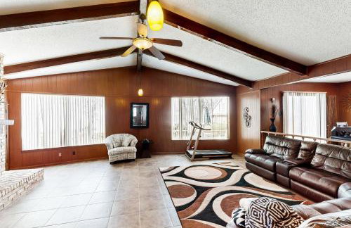 Laid-Back Lake House with Wraparound Deck - Foto 5