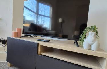 Beautiful 5-Bedroom home with Free Parking - Foto 4