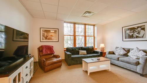 20 Mi to Dtwn Pittsburgh Pet-Friendly Apartment - Photo 4