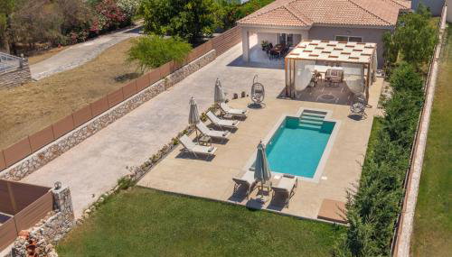 Villa Nicoldia with private pool near Laganas - Foto 3, Garden, sunbed, Garden view