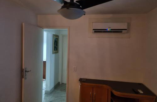 Apartamento Frente para o Mar - Varandão com Blindex - Vista para o Mar - 1 Suite e mais 2 Quartos-Ar Condicionado - 2 Vagas - BEIRA MAR - 70 metros da Praia ,TVS SMART GERAL -WI-FI -DISNEY PLUS- PORT 24 HORAS-KIT PRAIA-ROUPA DE CAMA 2 XCASAIS - Foto 59