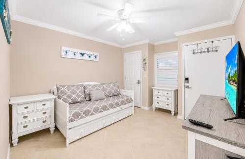 Waterfront Island Oasis! Heated Pool with Stunning View & 2 Full Bath - Foto 20