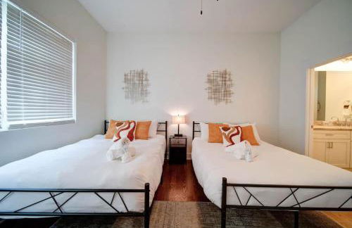 Modern Rooftop Townhome w Hot Tub & Skyline Views - Photo 31