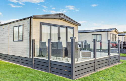 Binky Lodge Stylish Cosy 3-Bedroom Holiday Lodge Hoburne Naish Barton on Sea - Photo 24