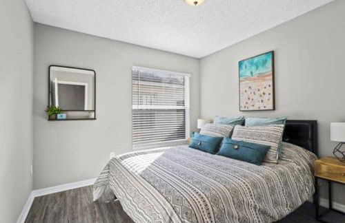 Retreat with Heated Pool in a Serene Community - Foto 26