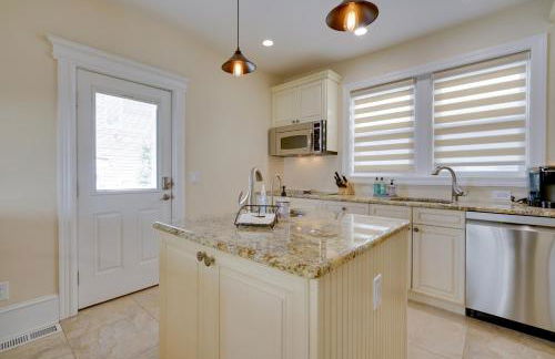 Steps to Boardwalk Group Getaway in Ventnor City - Foto 10