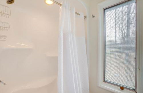 The White Elephant Inn Getaway with Pool and Hot Tub! - Foto 18