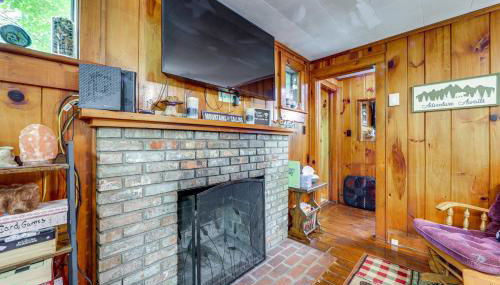 Pet-Friendly Creekside Cabin with Pool Access! - Foto 5