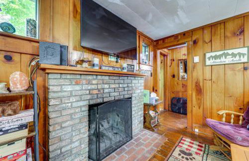 Pet-Friendly Creekside Cabin with Pool Access! - Foto 5