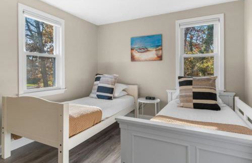 Cozy Spacious Home Walk to the Beach and 1 Mile to Downtown Hyannis - Photo 10