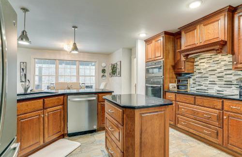 Riverfront Retreat with Fire Pit and Deck - Foto 13