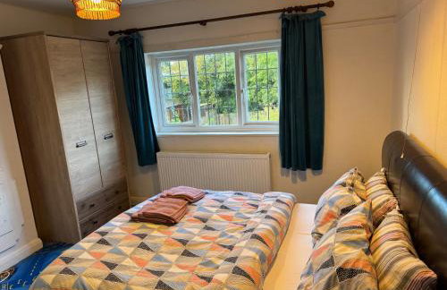 3 Bed House in Cheam, London with Garden, Parking and Playground - Photo 17