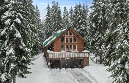 Alpine Retreat at Snoqualmie Pass- 5-Min to Slopes, Private Creek, BBQ, Fireplace, Smart TVs, Kids Games, Hi-Speed Wi-Fi - Foto 54