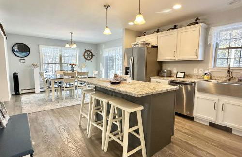 5BR Waterfront Hot Tub Kids Playscape Pets Family Compound! - Foto 4