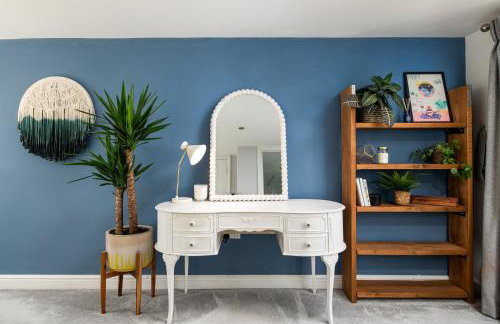 Charming Family Home with Stoves, Garden & Parking - Foto 26