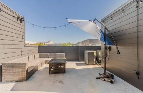 Stunning Townhome Near Uptown - Photo 37