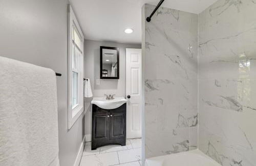 2 Mi to Uptown Centrally Located Kingston Apt! - Foto 16