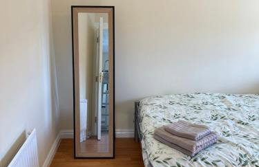 Large, 3 Floors, Quiet, Sleeps 16, 4 Bathrooms, 5 Parking, Semi rural Leicester - Foto 48