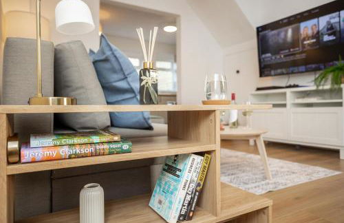 Doctors Lane- Modern 3 Bedroom Contractor Family House With Parking - Photo 9