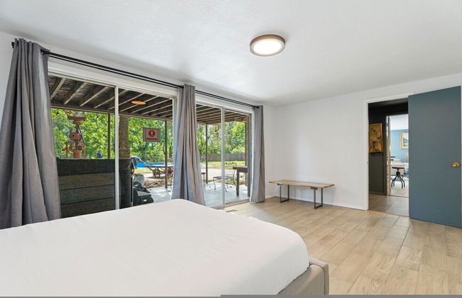 Spacious Family Home w Pool Hot Tub Large Yard - Photo 27